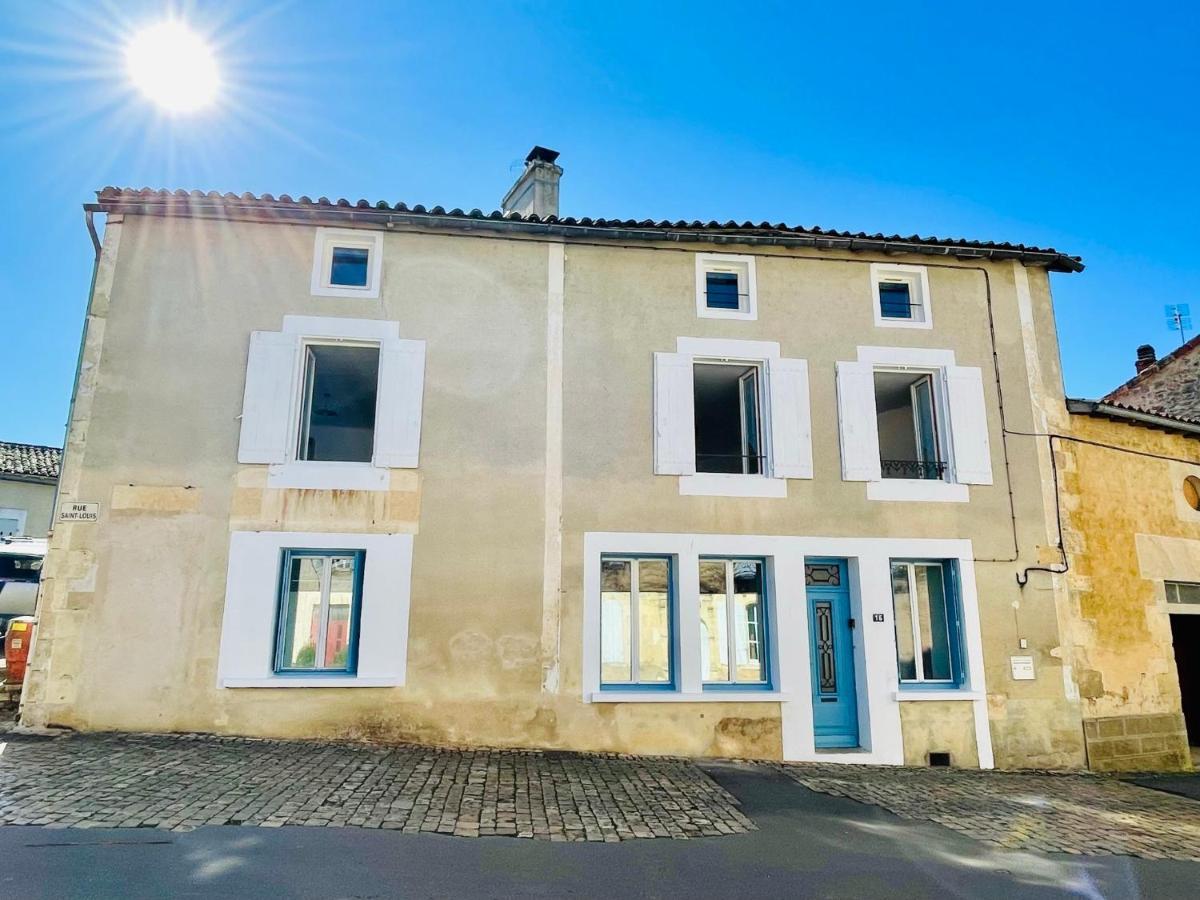La Carree Des Amis Villa Lusignan Exteriör bild
