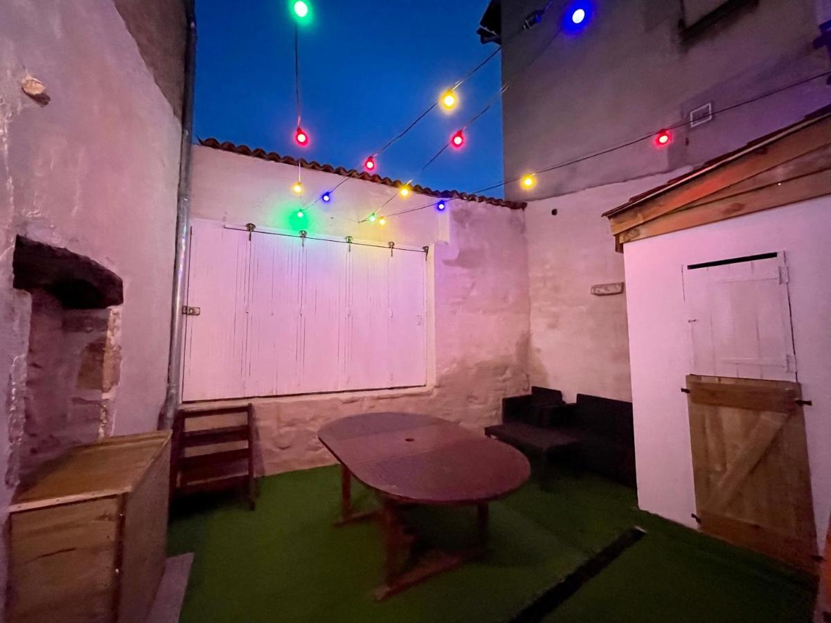 La Carree Des Amis Villa Lusignan Exteriör bild